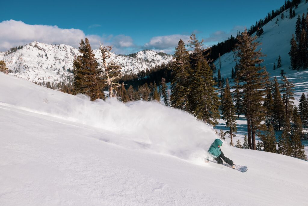 Snowboard pow turn